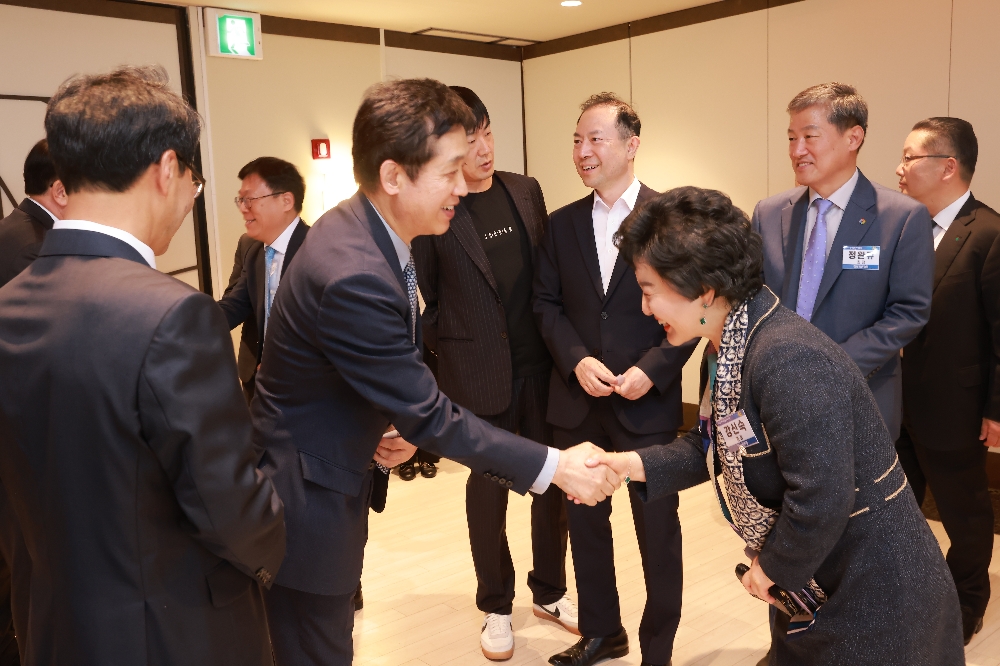 김주현 금융위원장이 21일 오후1시 은행연합회 16층에서 열린 '2024 한국금융미래포럼' VIP 간담회에서 강신숙 수협은행장과 인사를 나누고 있다./사진=한국금융신문