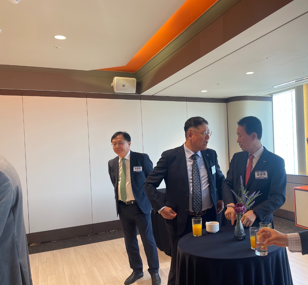 남궁훈 마스턴투자운용 대표(왼쪽), 김병희 DGB캐피탈 대표(가운데), 김성주 BNK캐피탈 대표이사가 담소를 나누고 있다./사진=한국금융신문