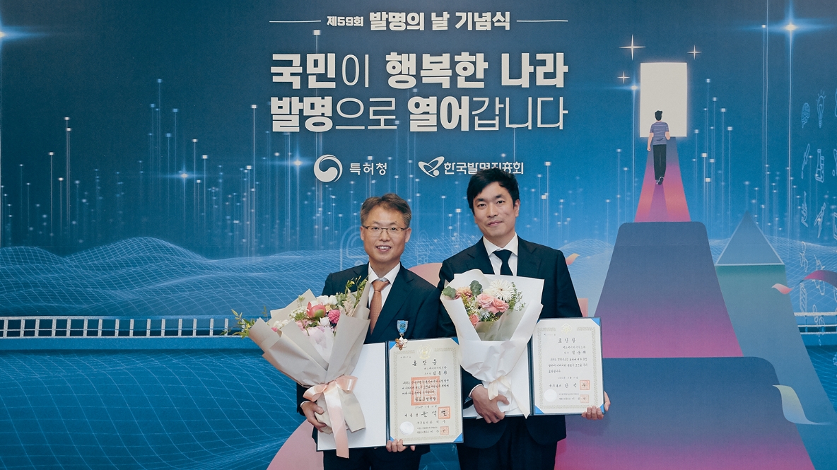 21일 서울 중구 대한상공회의소에서 열린 '제59회 발명의 날 기념식'에서 철탑산업훈장을 수상한 SK하이닉스 D램개발 담당 김종환 부사장(왼쪽)과 국무총리표창을 수상한 D램코어디자인 김웅래 팀장이 기념촬영을 하고 있다./사진 = SK하이닉스