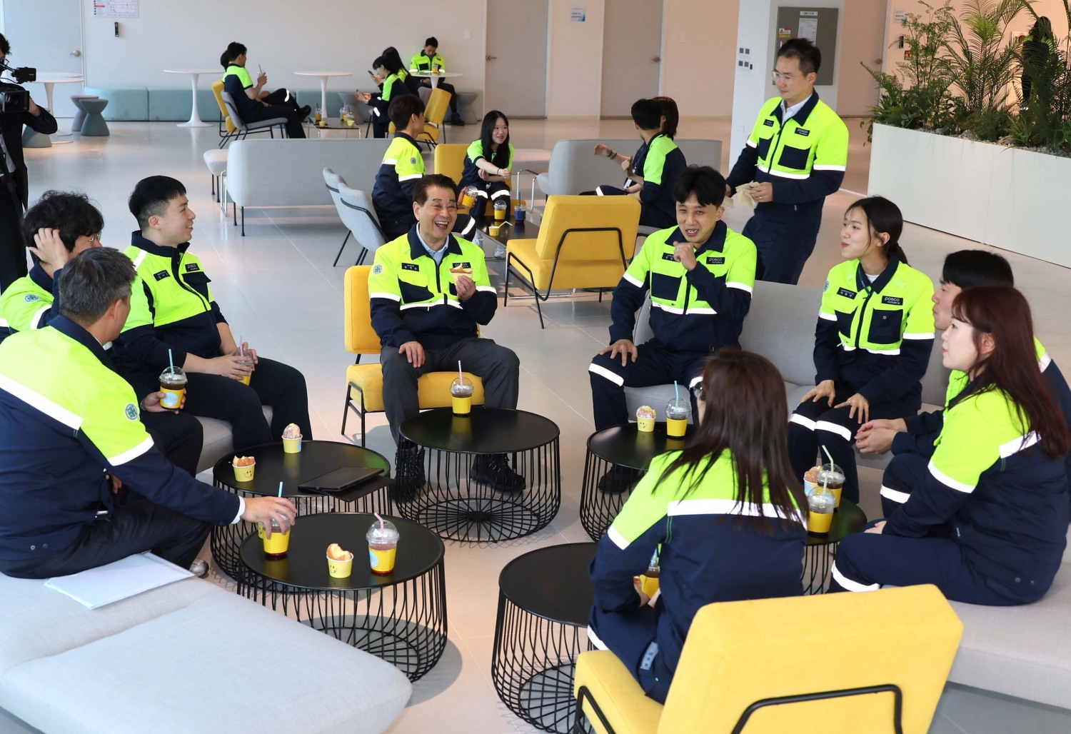 포스코그룹 장인화 회장이 21일 세종에 위치한 포스코퓨처엠 에너지소재연구소와 천연흑연음극재 공장을 점검하고 직원들과 간담회를 가졌다./사진 포스코홀딩스