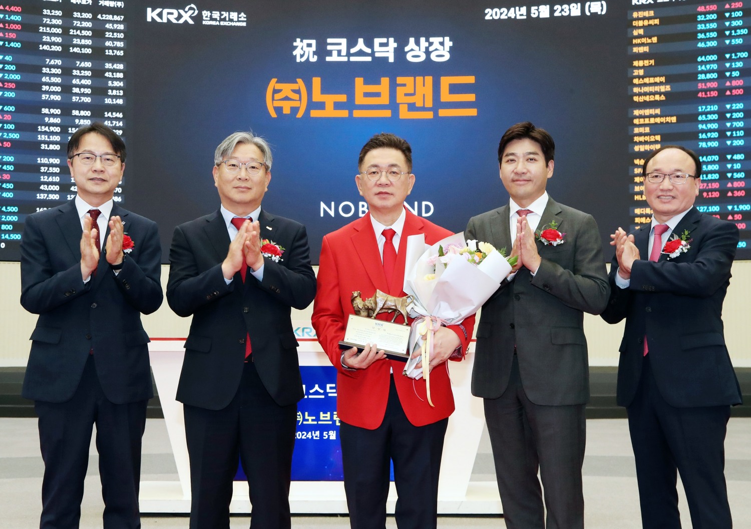 (사진 왼쪽부터) 김대영 한국IR협의회 부회장, 홍순욱 한국거래소 코스닥시장본부장, 이상규 노브랜드 대표이사, 이재현 삼성증권 부사장, 강왕락 코스닥협회 부회장이 기념 촬영 중이다. /사진제공 = 한국거래소