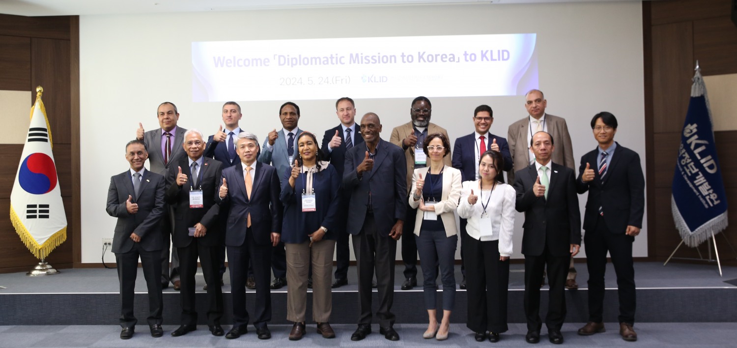 김석진 한국지역정보개발원 부원장(왼쪽부터 세번째)을 비롯한 개발원 관계자들이 외교사절단들과 기념촬영을 하는 모습./사진제공=한국지역정보개발원