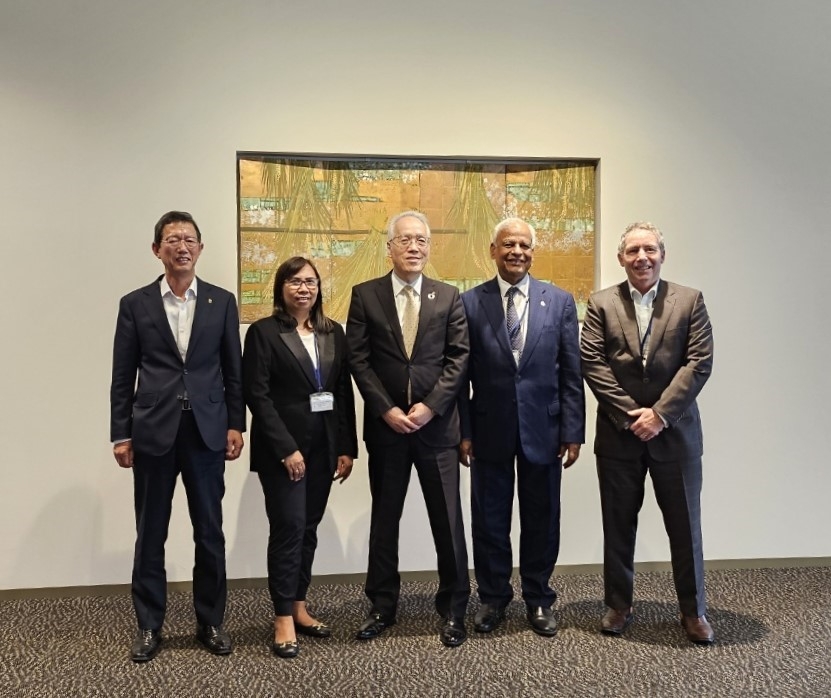 (왼쪽부터) 윤해진 NH농협생명 대표, Jocellyn D. Dequito 필리핀 CARD MBA 대표, Fumio Yanai 일본 전공련 대표, P.A. Kiriwandeniya 스리랑카 Sanasa 보험사 대표, dam Heath 뉴질랜드 FMG 대표가 AOA 이사회에서 기념촬영을 하고 있다.(2024.05.22.)./사진제공=농협생명