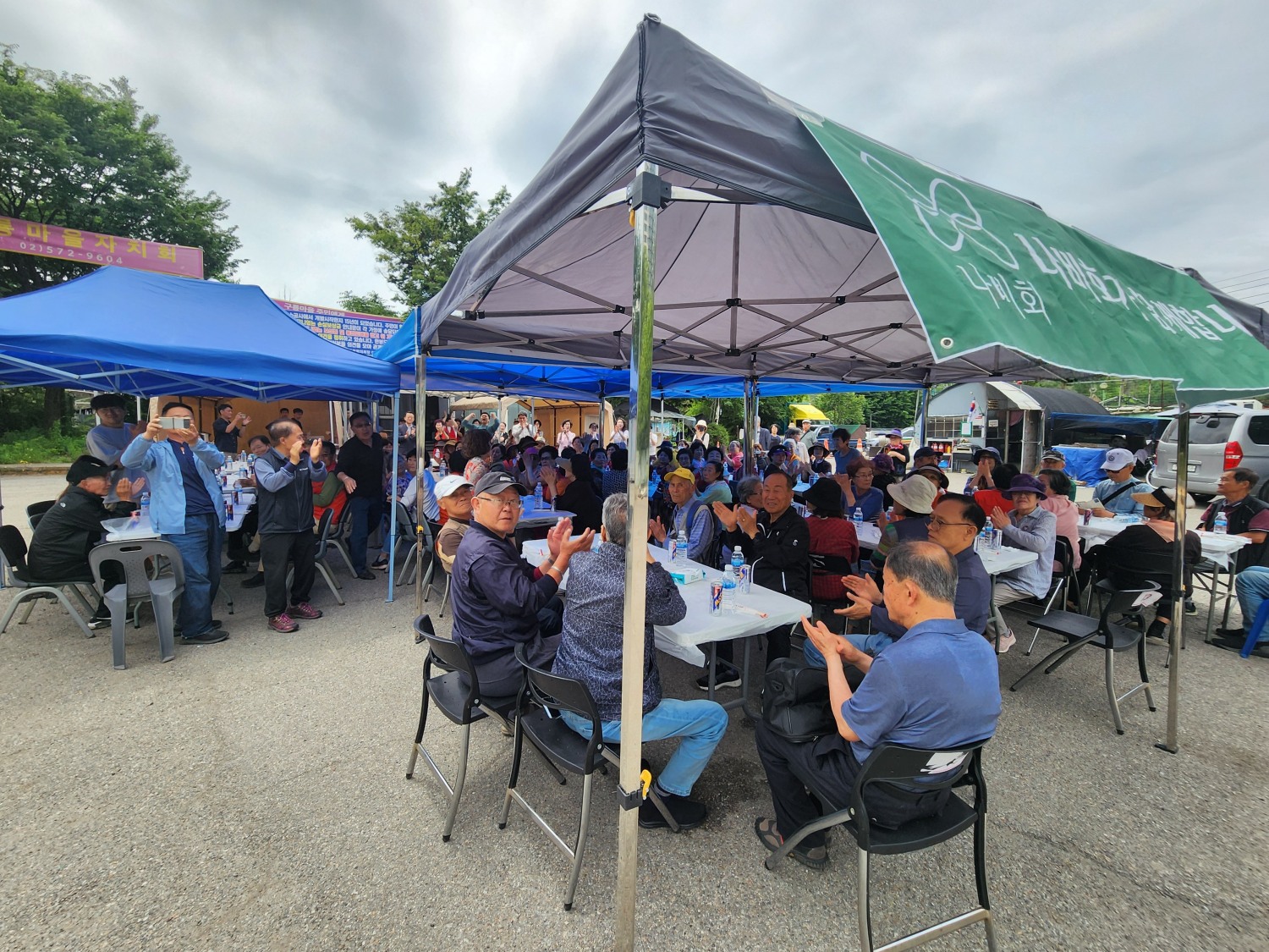 구룡마을 저소득 가구 주민들이 나비회로부터 음식을 대접받고 있다. /사진제공=나비회