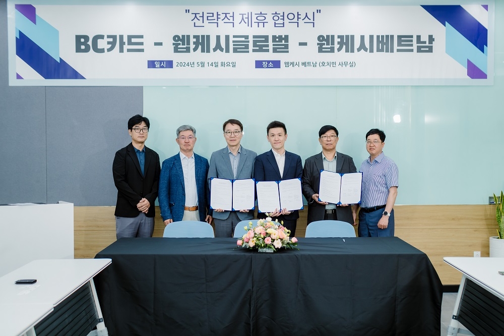 (왼쪽부터) 웹케시베트남 이재환 부법인장, BC카드 최원석 대표, 웹케시글로벌 이실권 대표, BC카드 베트남 성시경 총괄, 웹케시 베트남 왕문찬 법인장, 웹케시글로벌 황정원 이사가 전략적 제휴 협약식을 마치고 기념 촬영을 하고 있다.(2024.05.14.)/사진 제공 = 웹케시글로벌