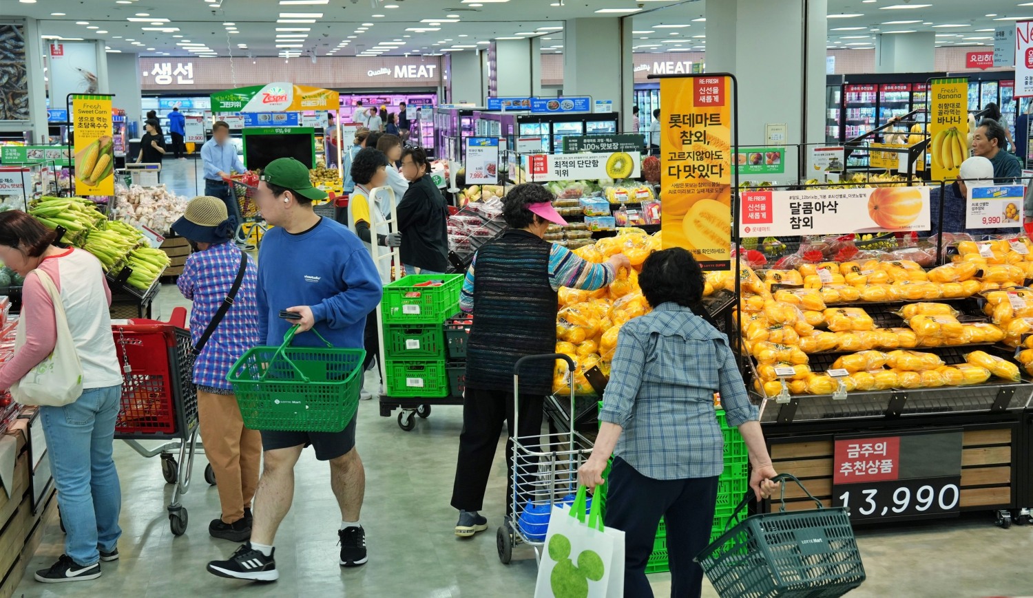 롯데마트 의왕점에서 쇼핑하는 소비자들 모습. /사진제공=롯데마트