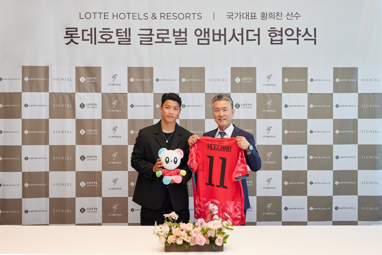 롯데호텔앤리조트 김태홍 대표이사와 황희찬 선수가 롯데호텔 글로벌 앰버서더 협약식에서 포즈를 취하고 있다./사진제공=롯데호텔앤리조트