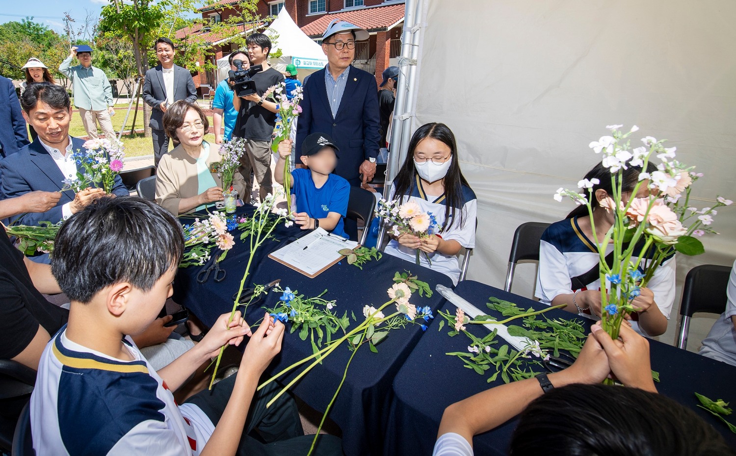 박희영 용산구청장이 아이들과 함께 플로리스트 체험을 하는 모습./사진제공=용산구