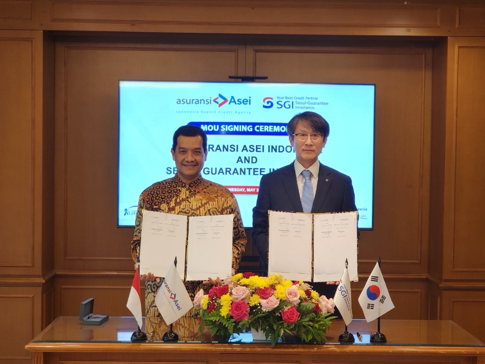 29일 인도네시아 자카르타에서 열린 'SGI서울보증-아쎄이 업무협약 체결식'에서 이명순 SGI서울보증 대표이사(오른쪽)와 A. Dalimunthe 인도네시아 손해보험사 ‘아쎄이’ 대표이사(왼쪽)가 기념사진을 촬영하고 있다.(2024.05.29.)./사진제공=SGI서울보증
