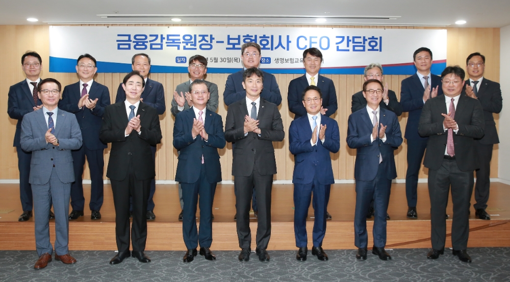 이복현(앞줄 오른쪽 세 번째) 금융감독원장과 보험회사 대표들이 30일 서울 종로구 생명보험교육문화센터에서 간담회 전 기념 촬영을 하고 있다.(2024.05.30.)./사진제공=금융감독원