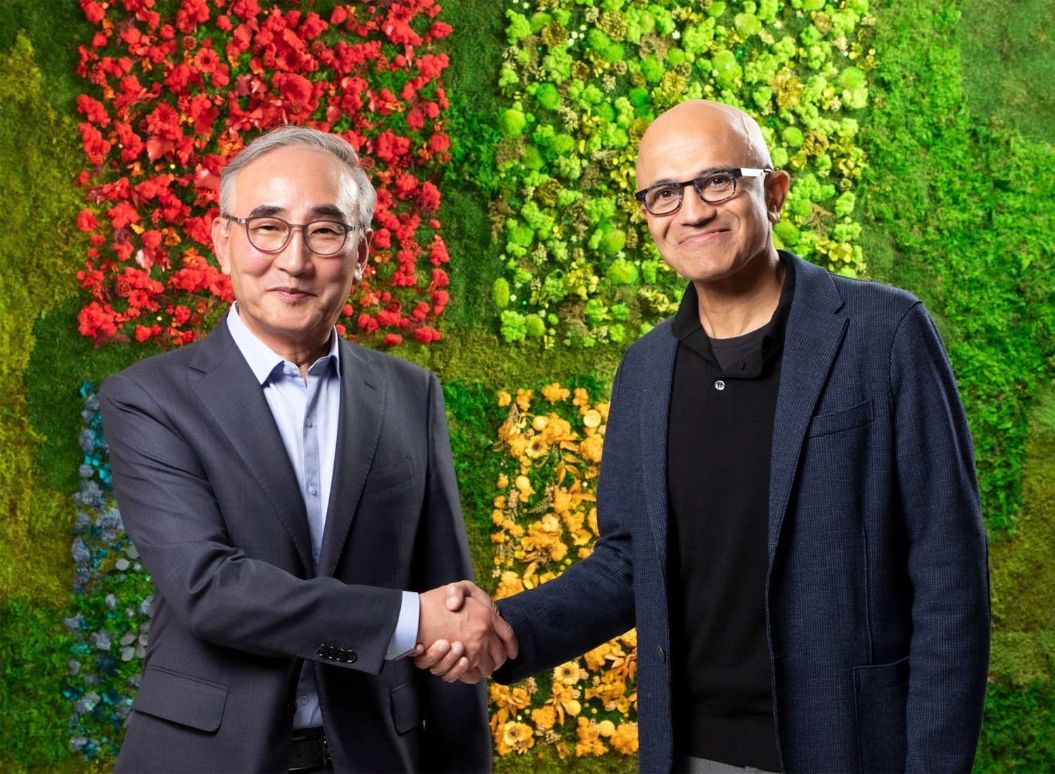 KT 김영섭 대표(좌측)와 마이크로소프트 사티아 나델라 CEO 겸 이사회 의장(우측)이 전략적 파트너십 체결 후 기념촬영을 하고 있다. / 사진=KT