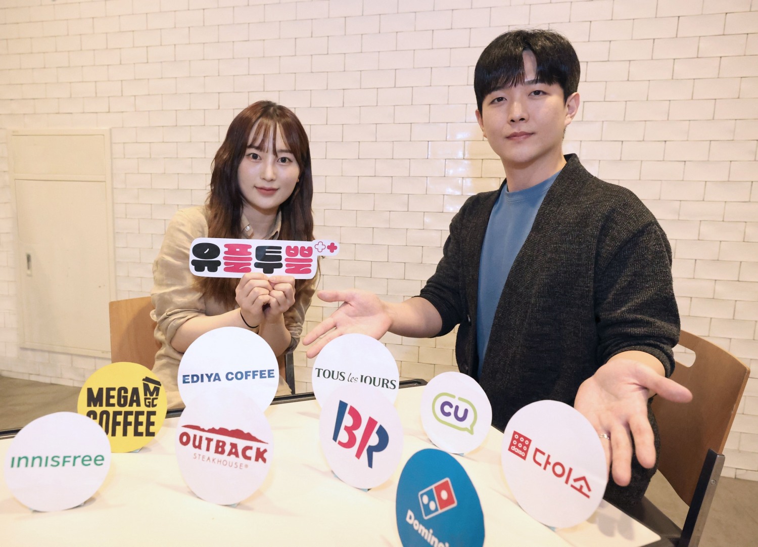 LG유플러스가 통합 혜택 플랫폼 ‘U+멤버십’을 통해 지난 4월 선보인 월 정기 혜택 프로그램 ‘유플투쁠’의 누적 이용 고객이 론칭 두 달 만에 80만명을 돌파했다. 사진은 LG유플러스 직원들이 ‘유플투쁠’ 6월 혜택을 소개하고 있는 모습. / 사진=LG유플러스