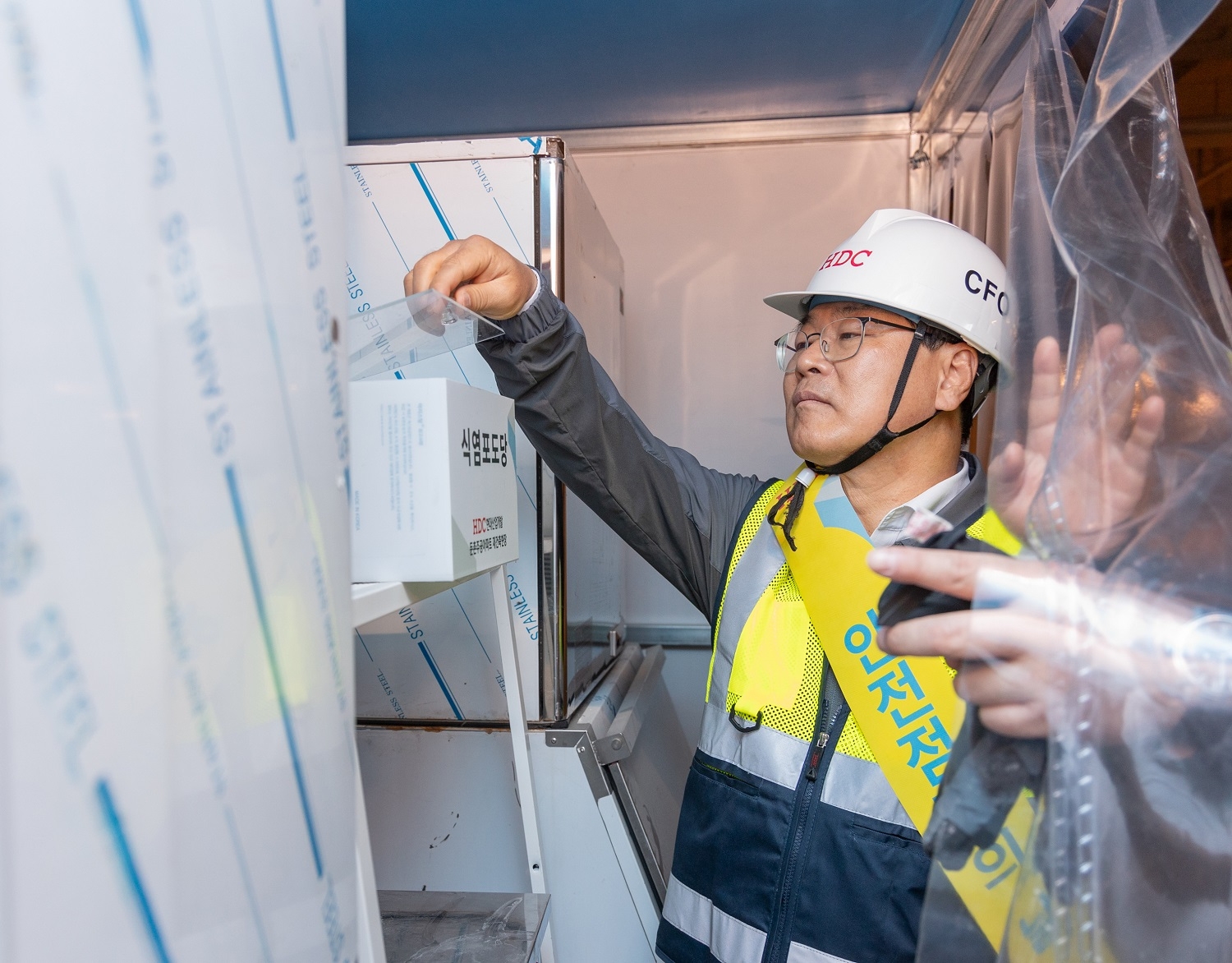 혹서기 대비 식염 포도당 비치 여부를 확인하는 김회언 HDC현대산업개발 대표이사 / 사진제공=HDC현대산업개발