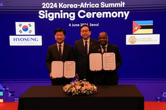 (왼쪽부터) 우태희 효성중공업 대표이사, 정인교 산업통상자원부 통상교선본부장, 마르셀리노 알베르토 모잠비크 국영 전력청(EDM) CEO. 사진제공=효성중공업
