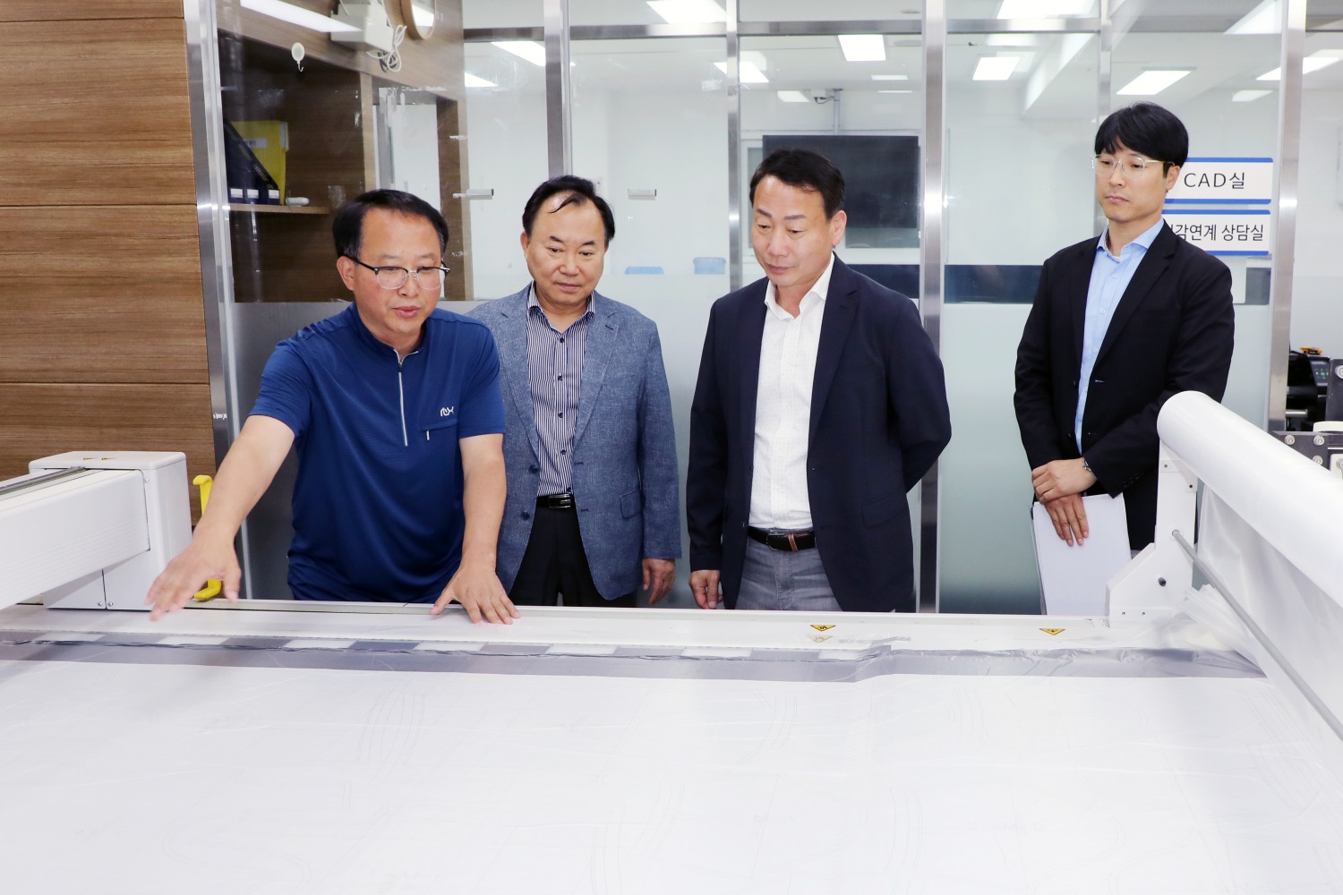 송재천 중구의회 행정보건위원장(왼쪽에서 세번째)과 소재권 의원(두번째)이 의류패션지원센터 현장을 점검하는 모습./사진제공=중구의회