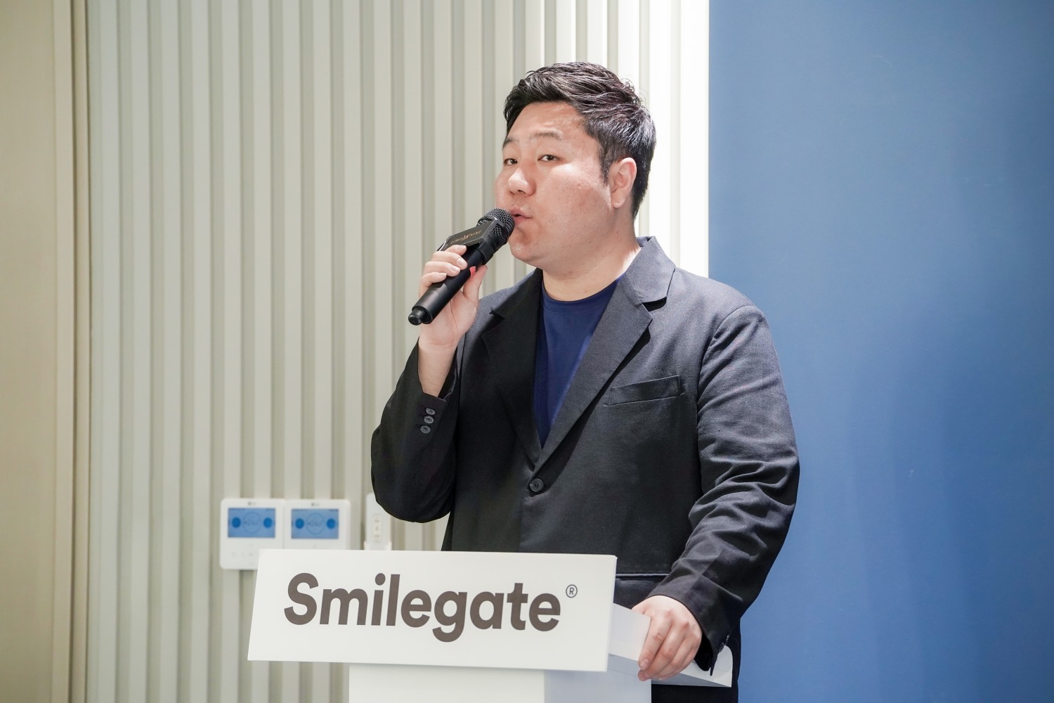 김효재 엔엑스쓰리게임즈 PD가 지난달 31일 로드나인 기자간담회에서 발표하고 있다. / 사진=스마일게이트