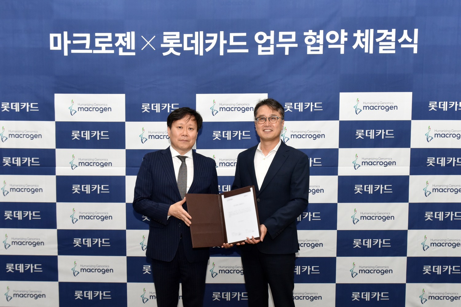 롯데카드가 10일 서울 종로구 롯데카드 본사에서 마크로젠과 업무 협약을 체결했다. 사진은 롯데카드 한정욱 Digi-LOCA(디지로카) 본부장(오른쪽)과 마크로젠 김종윤 개인지놈사업본부장(왼쪽)./ 사진 = 롯데카드