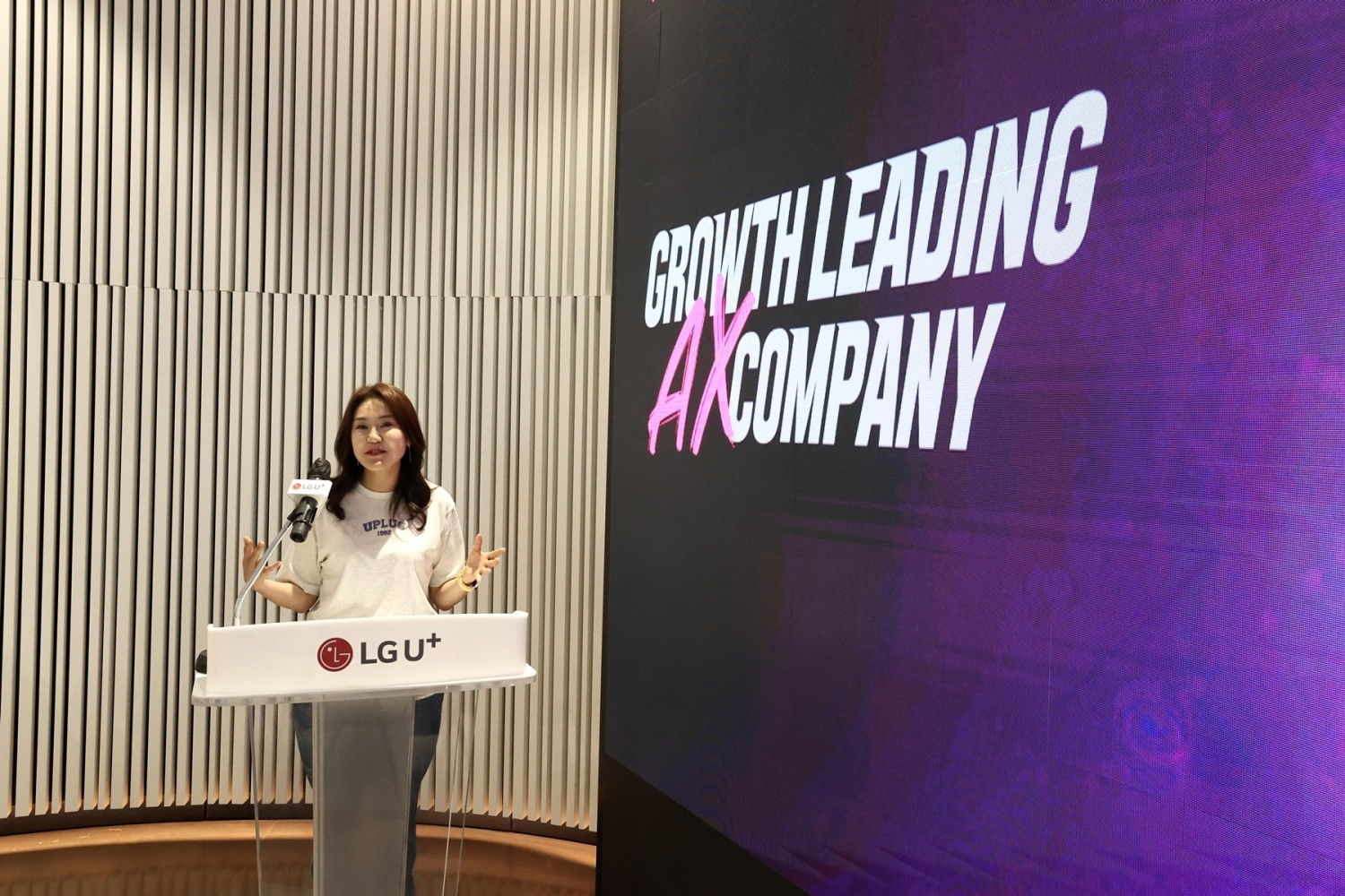 정혜윤 LG유플러스 상무가 11일 온라인으로 진행된 ‘AX시대, ixi와 함께 성장하는 U+마케팅’ 기자간담회에서 자체 AI 익시를 통한 고객 접점 확대 사례를 발표하고 있다. / 사진=LG유플러스