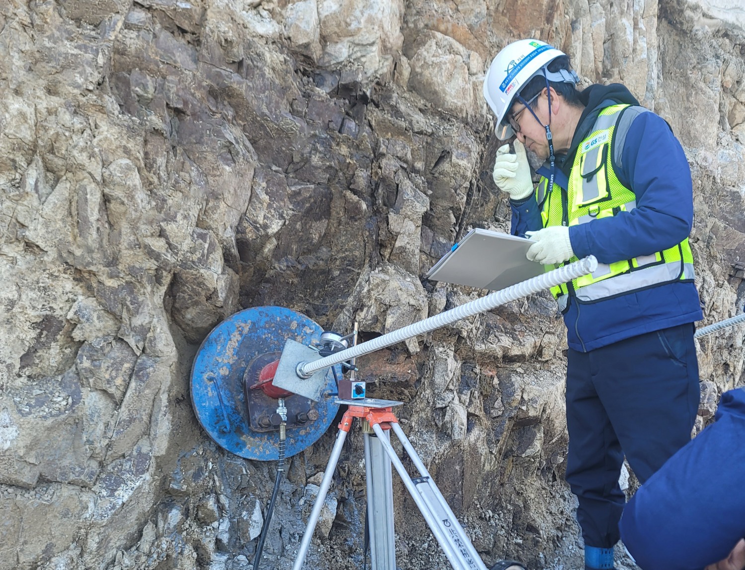제로넥스트머터리얼즈가 개발, 출시한 몰탈 그라우트를 GS건설 인프라 현장에서 실증 실험을 하고 있는 모습./사진제공=GS건설