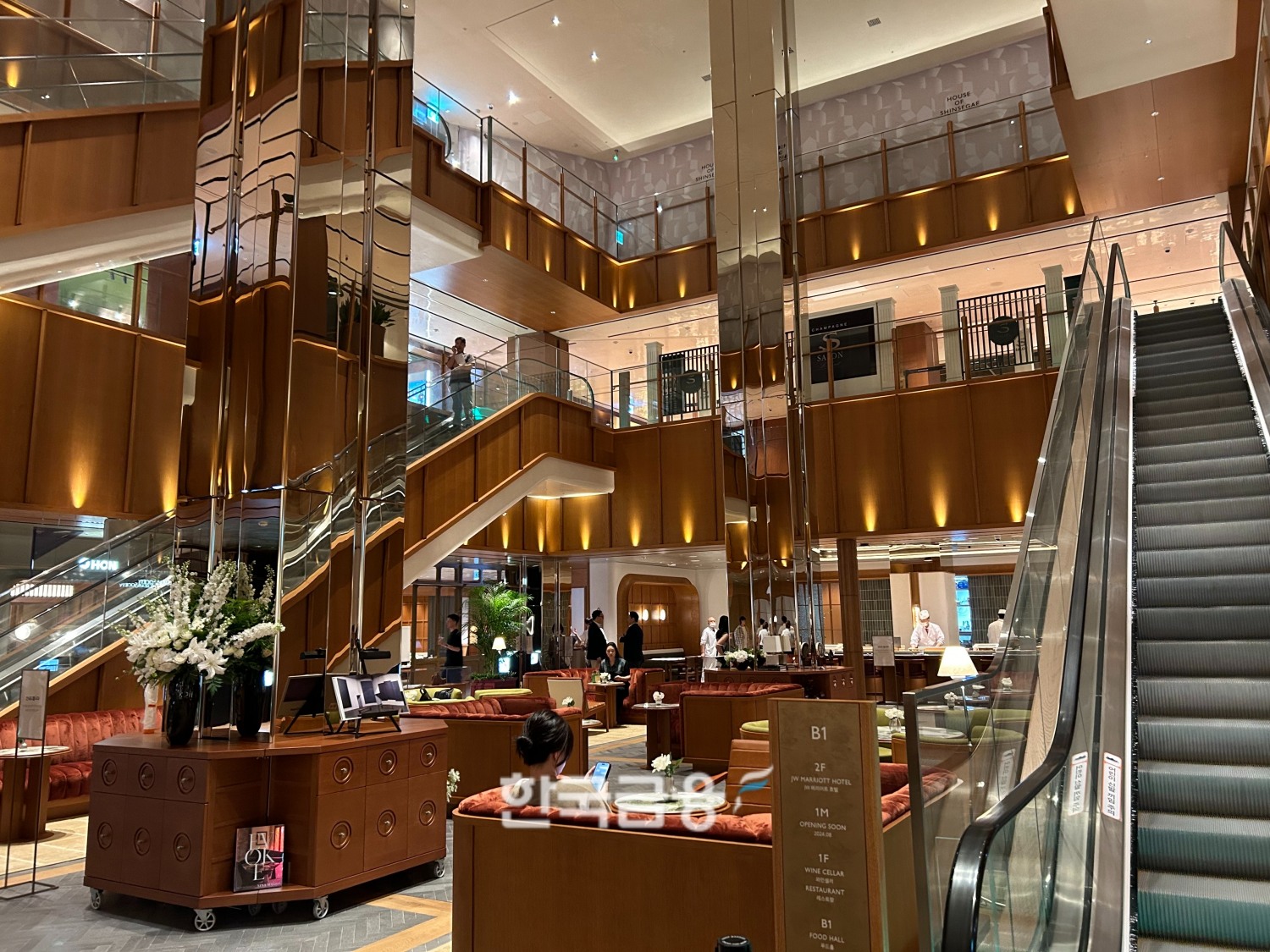 방문 고객들이 편안하게 대기할 수 있는 중앙 아트리움. /사진=박슬기 기자