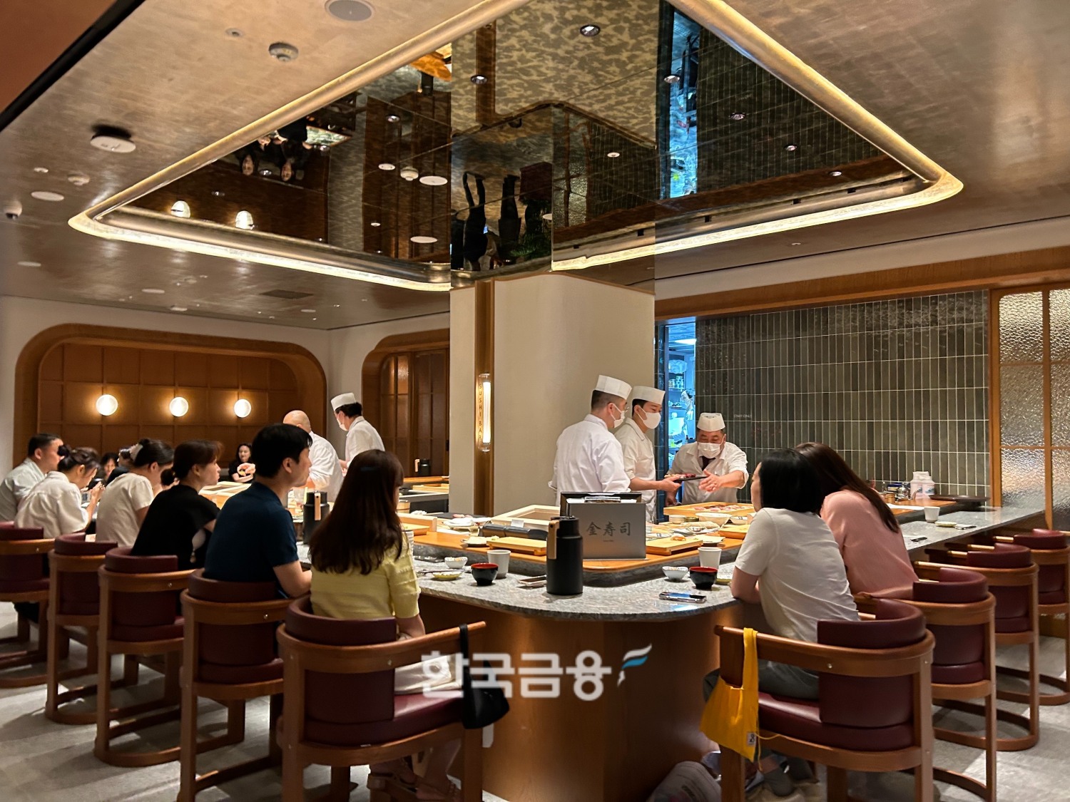 김수사에서 식사하는 방문 고객들의 모습. /사진=박스ㄹ기