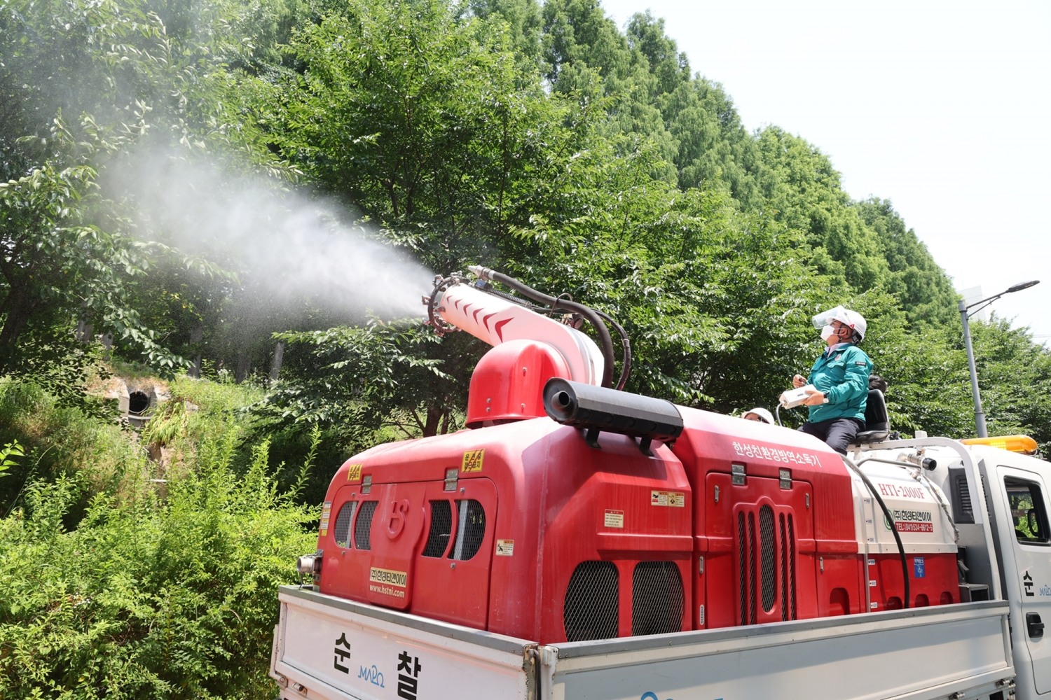 박강수 마포구청장이 미국흰불나방에 대비하기 위해 성산천에서 방제작업을 하는 모습./사진제공=마포구