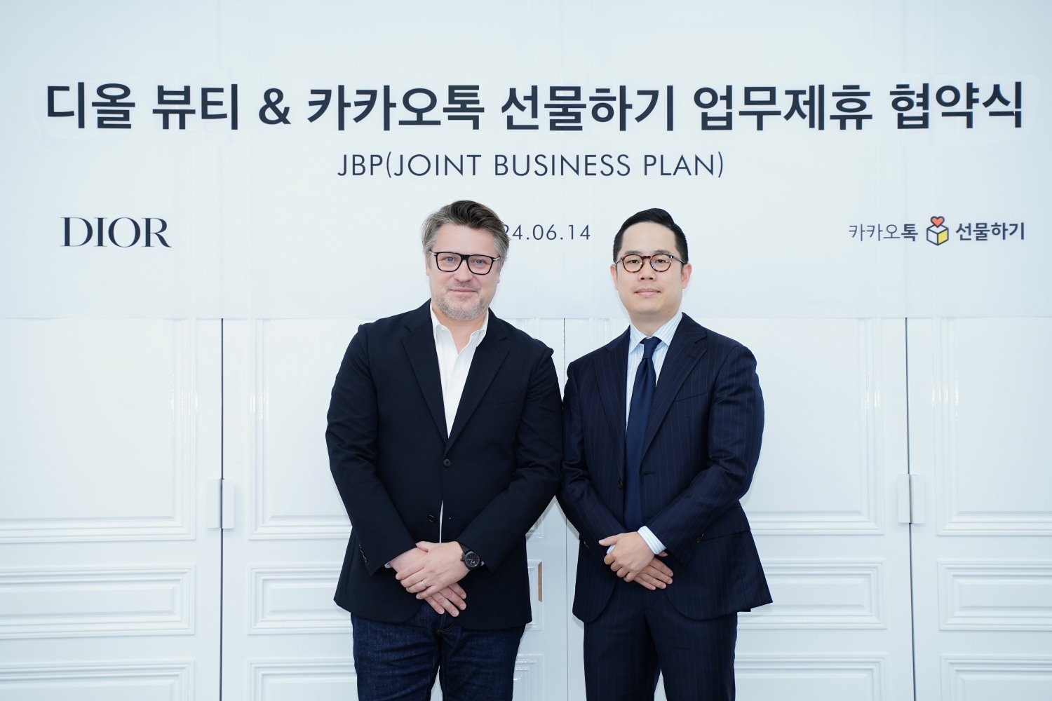카카오와 크리스챤 디올 뷰티 코리아가 MOU를 맺고 다방면에 걸쳐 협업을 약속했다. 사진은 니꼴라 베르나르 부이시에르 디올 뷰티 코리아 대표(좌)와 전성준 카카오커머스 총괄리더가 협약식에서 기념사진을 촬영하고 있는 모습. / 사진=카카오