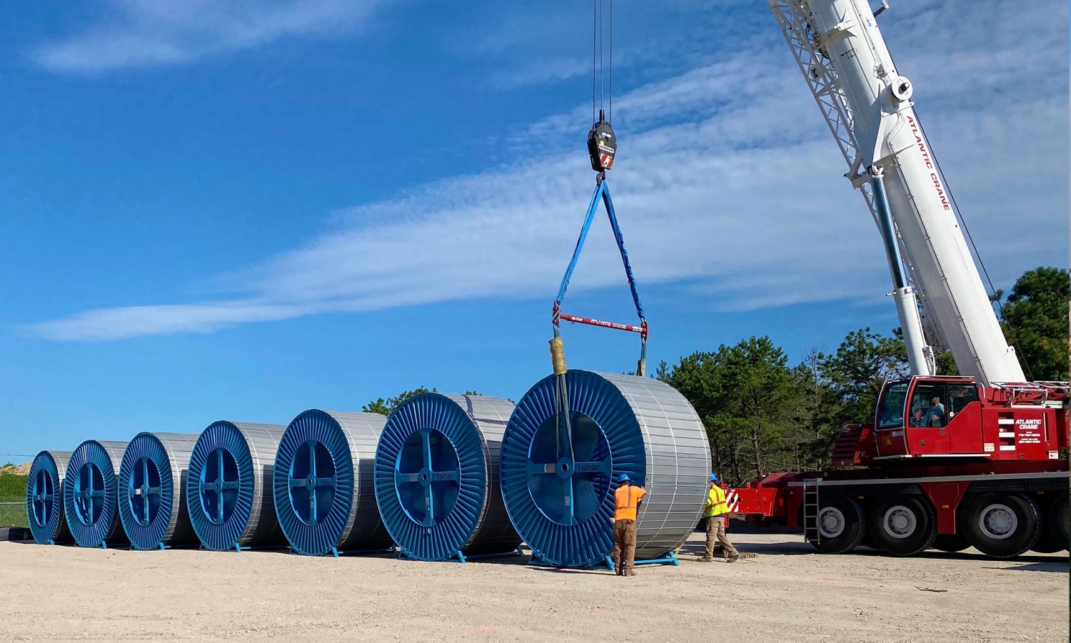대한전선 근로자들이 미국에서 케이블 포설 작업을 준비하고 있다./사진 = 대한전선