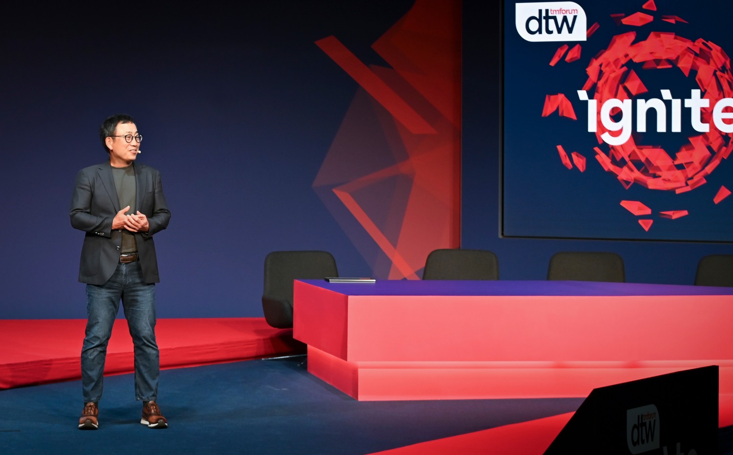 SKT 유영상 CEO가 현지시간 기준 18일 코펜하겐에서 열린 ‘글로벌 텔코 AI 라운드테이블’ 행사에서 오프닝 스피치 하는 모습. / 사진=SKT