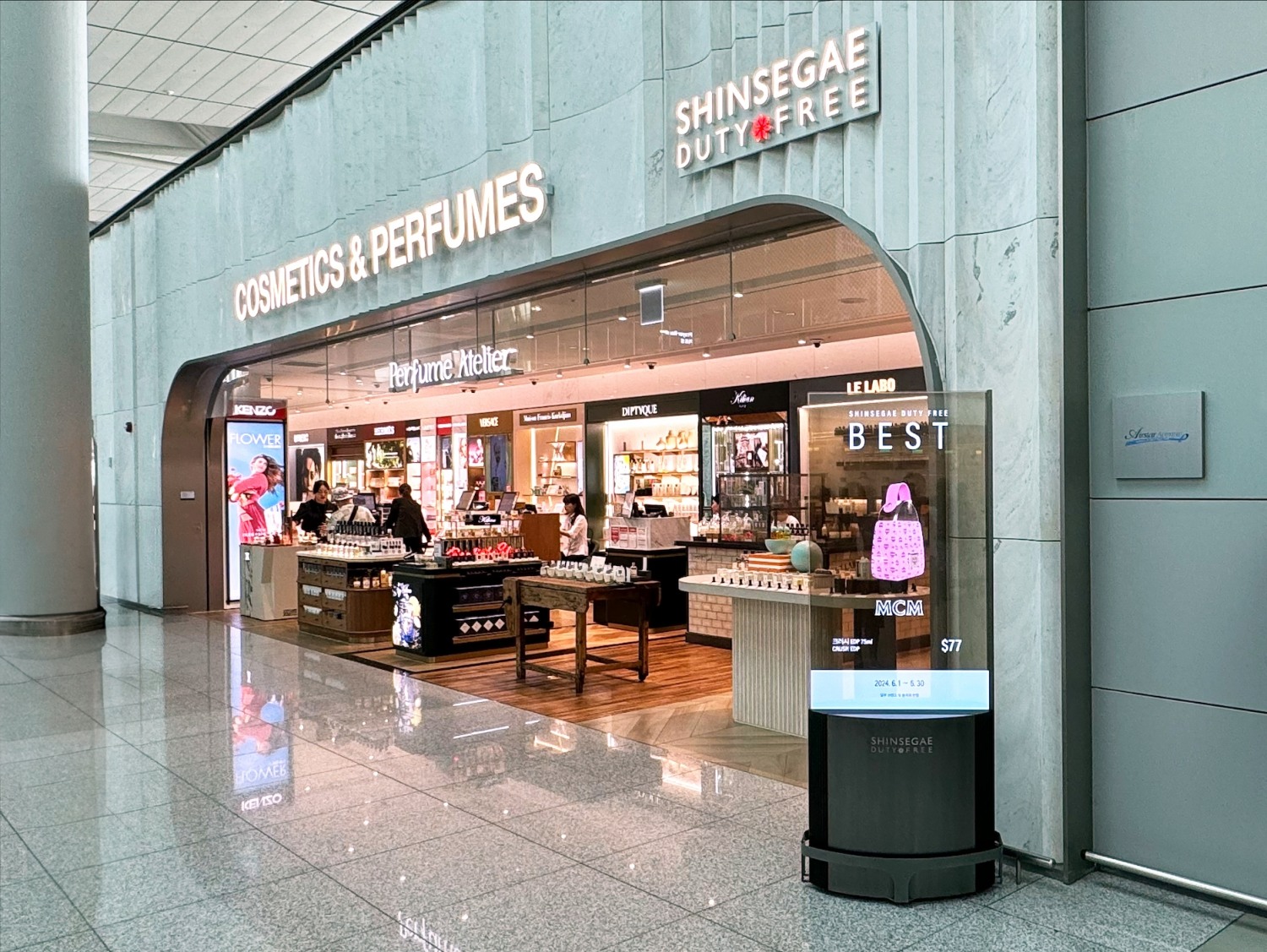 신세계면세점이 인천공항에 미래형 무선 투명 디스플레이를 선보인다. /사진제공=신세계면세점