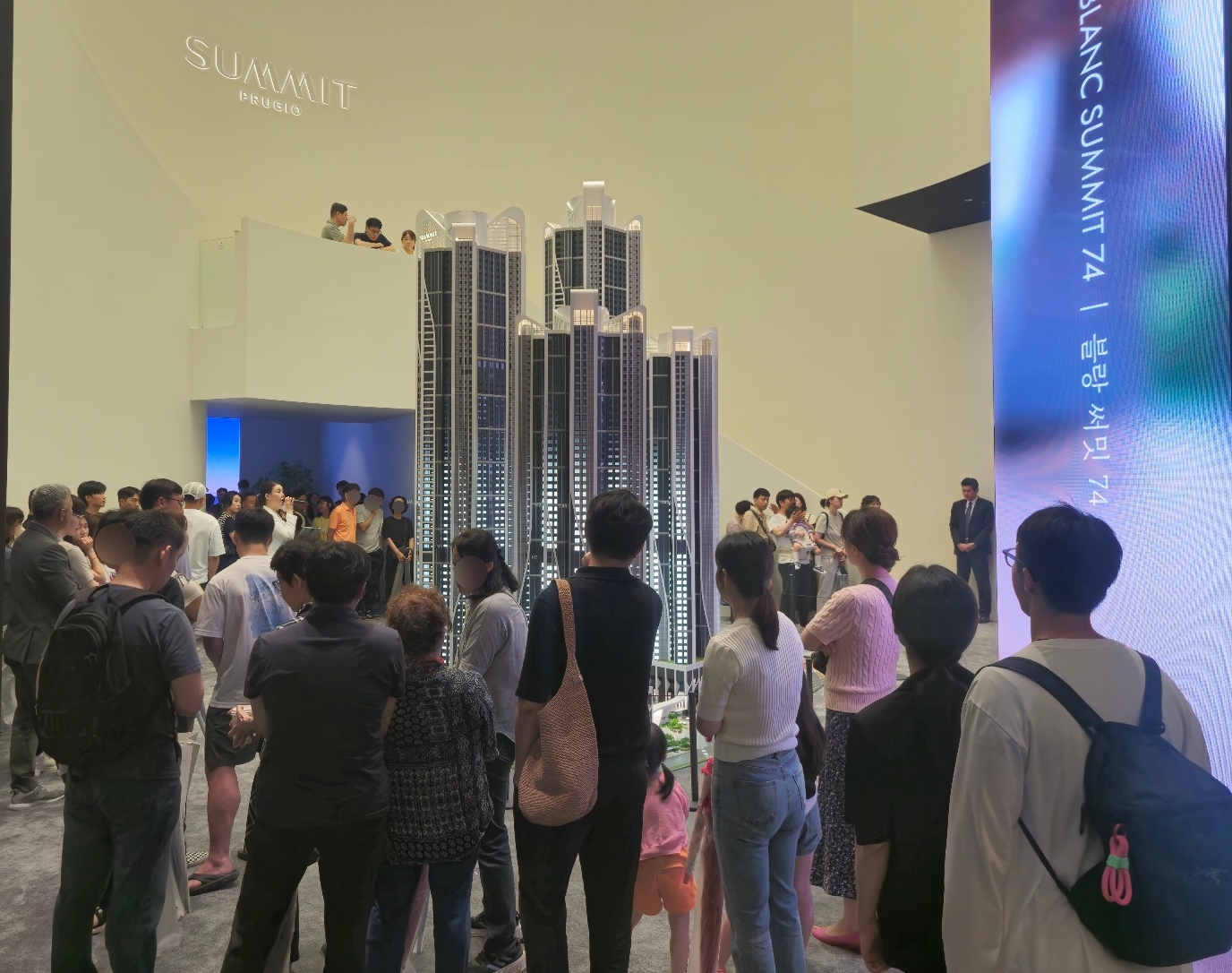 ‘블랑 써밋 74’ 견본주택을 보기 위한 내방객들로 북적이고 있다./사진제공=대우건설