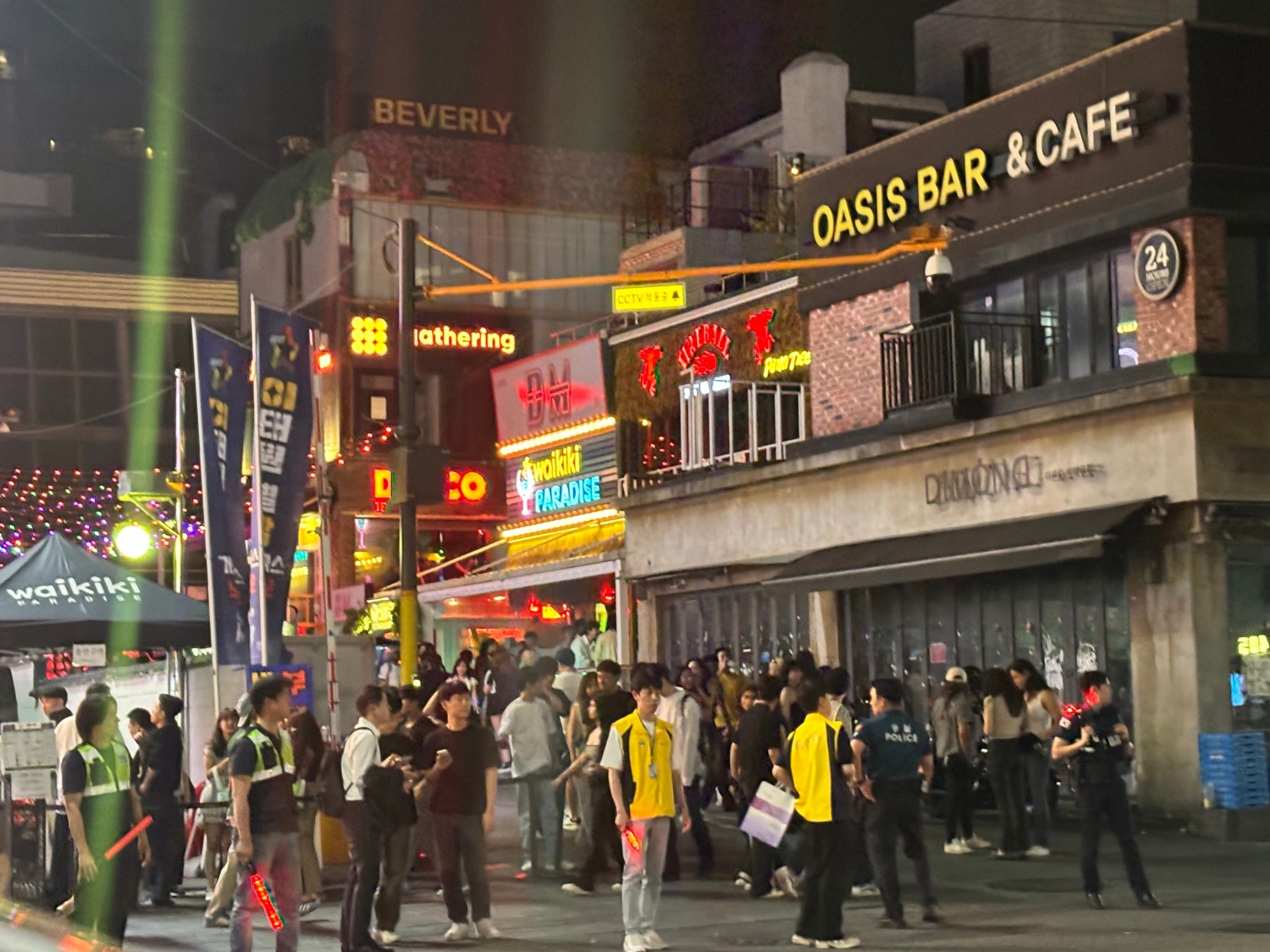 용산구, 용산경찰서 관계자들이 이태원 일대에서 택시 법규위반 심야 합동 단속을 펼치는 모습./사진제공=용산구