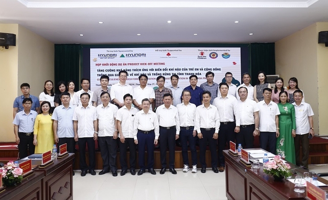 현대엔지니어링이 13호 새희망학교 프로그램의 일환으로 지원하는 베트남 타인호아성 기후변화 대응 사업의 착수식 이후, 관계자들이 기념사진을 촬영하고 있다.사진제공=현대엔지니어링