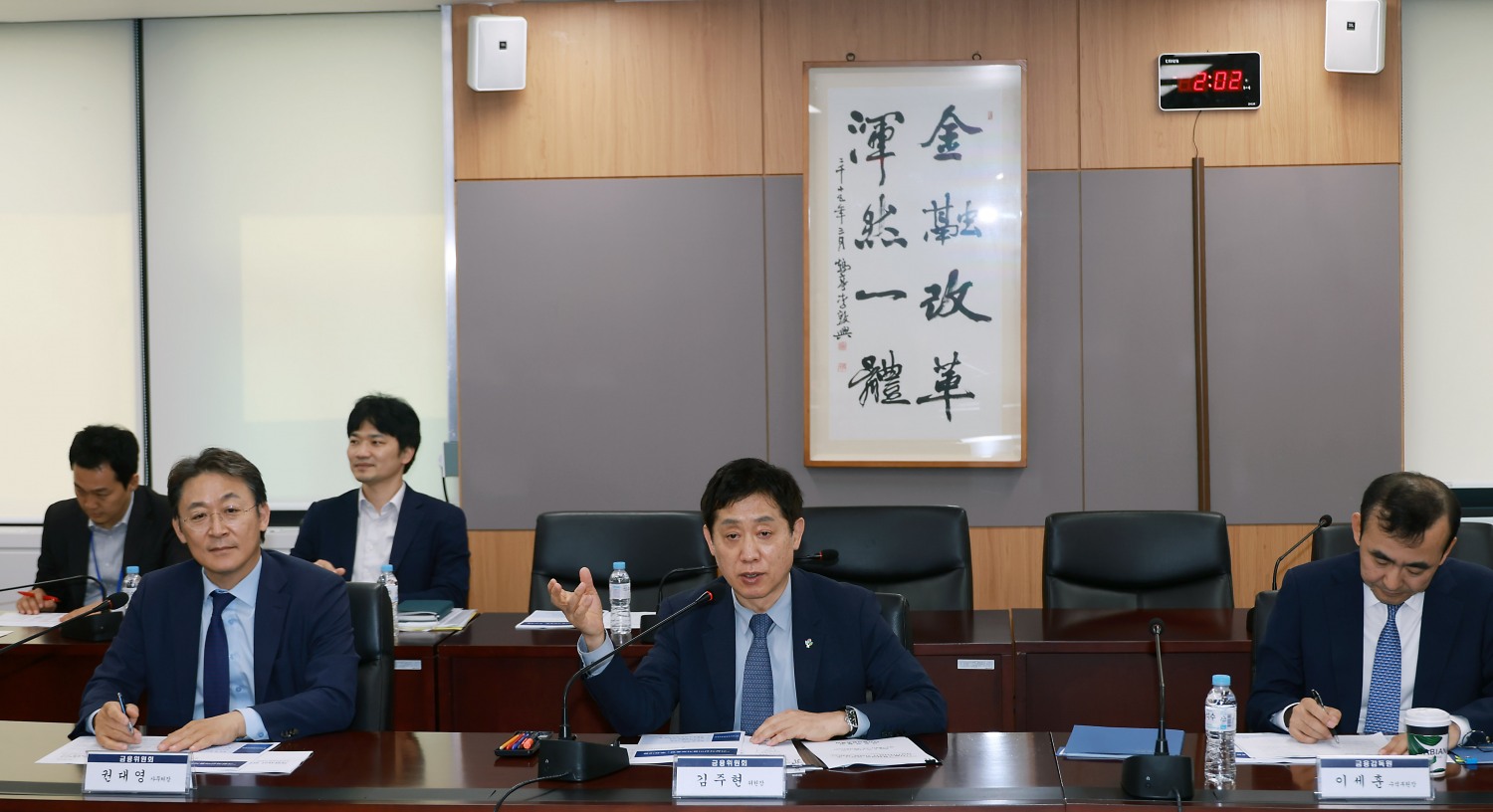 김주현 금융위원장은 25일 오후 서울 종로구 정부서울청사 대회의실에서 가상자산사업자 간담회를 개최해 가상자산이용자 보호법 준비상황 등을 점검하고, 가상자산시장의 건전한 시장질서 확립 방안 등을 논의했다. /사진제공 = 금융위원회