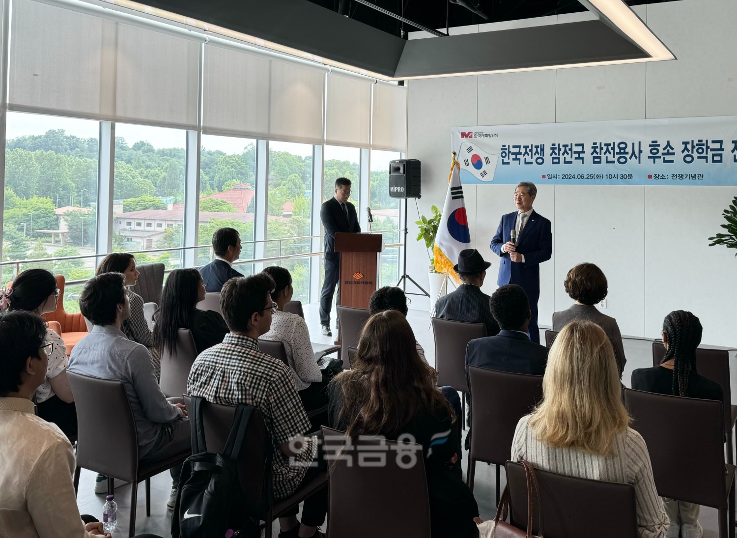 정상철 한국캐피탈 대표이사가 25일 낮 서울 용산구 전쟁기념관에서 ‘한국전쟁 참전국 참전용사 후손 장학금 전달식’에서 발언하고 있다./ 사진 = 홍지인 기자