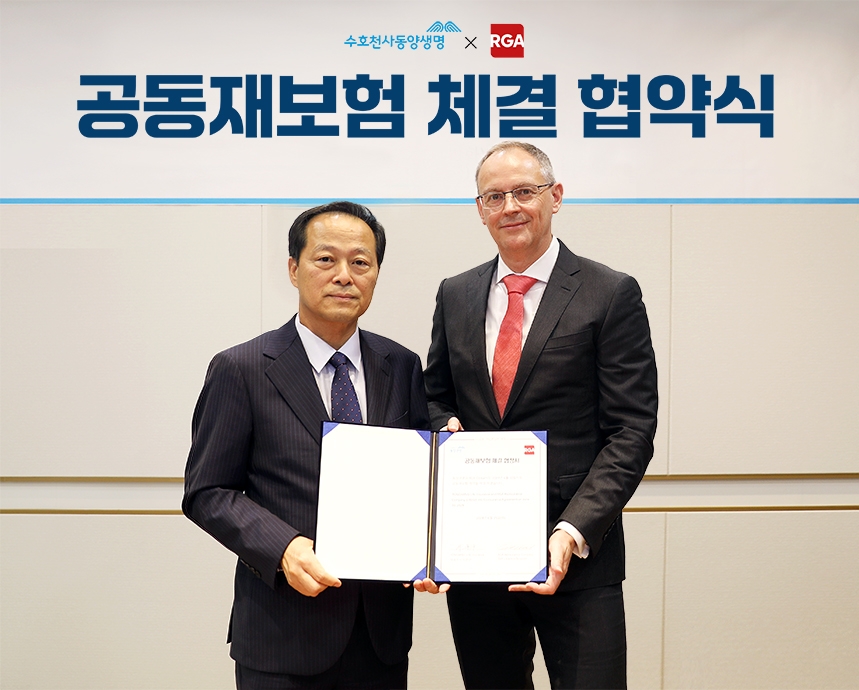 이문구 동양생명 대표이사(좌)과 개스톤 노시터 아시아 태평양 지역 금융재보험 총괄 부사장(우)이 공동재보험 체결 협약 후 기념촬영을 하고 있다.(2024.07.02.)./사진제공=동양생명