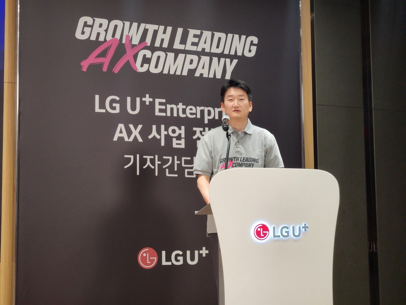 권용현 LG유플러스 기업부문장이 2일 서울 용산구에 위치한 본사에서 기자간담회를 열고 AI 중심의 B2B 중장기 성장 전략 ‘All in AI’에 대해 소개했다. / 사진=김재훈 자