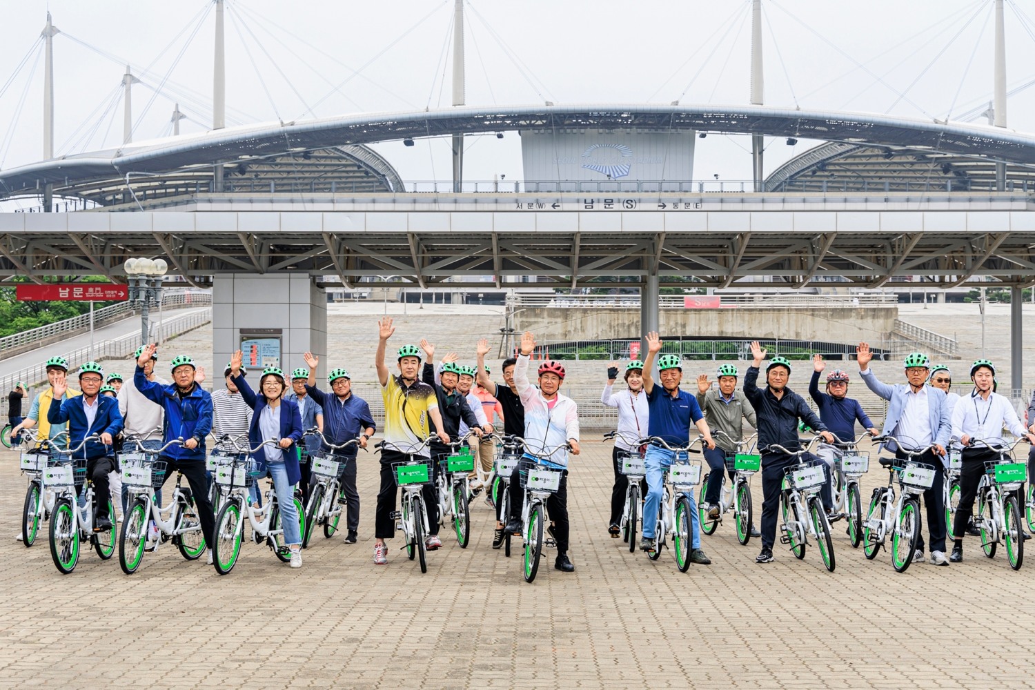 지난해 6월, 공공자전거 따릉이를 이용한 자전거 소통 현장구청장실이 열렸다.