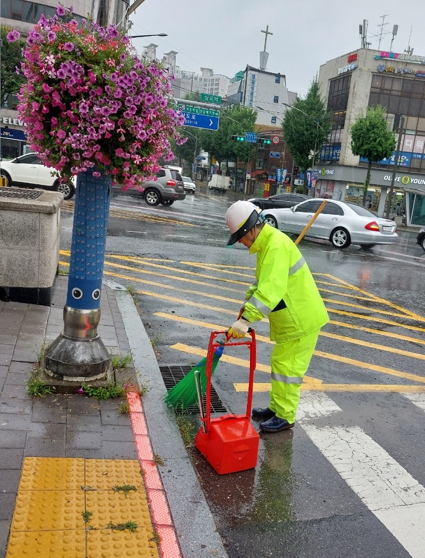 동작구 관계자가 현장기동반이 빗물받이를 청소하는 모습./사진제공=동작구