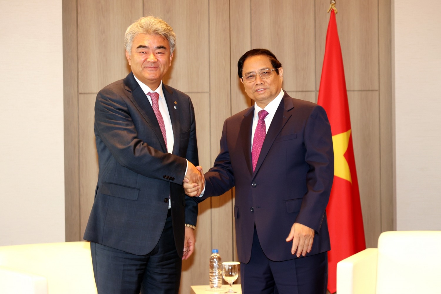 대우건설 정원주 회장(사진 왼쪽)이 7월 3일 소공동 롯데호텔에서 베트남 판 민 찐 총리를 예방했다. / 사진제공=대우건설