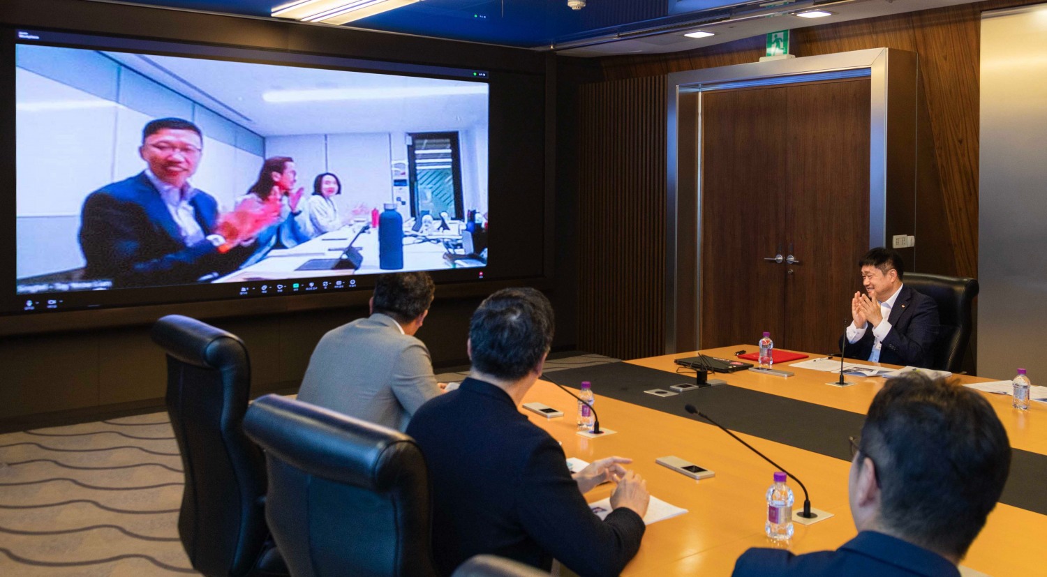 SKT는 싱가포르 1위 통신사 싱텔과 AI 기술의 통신망 적용, 5G 네트워크 슬라이싱 기술 적용사례 개발, 6G 기술 준비 등 5G 및 차세대 통신 기술 협력 업무협약(MOU)을 체결했다. / 사진=SKT