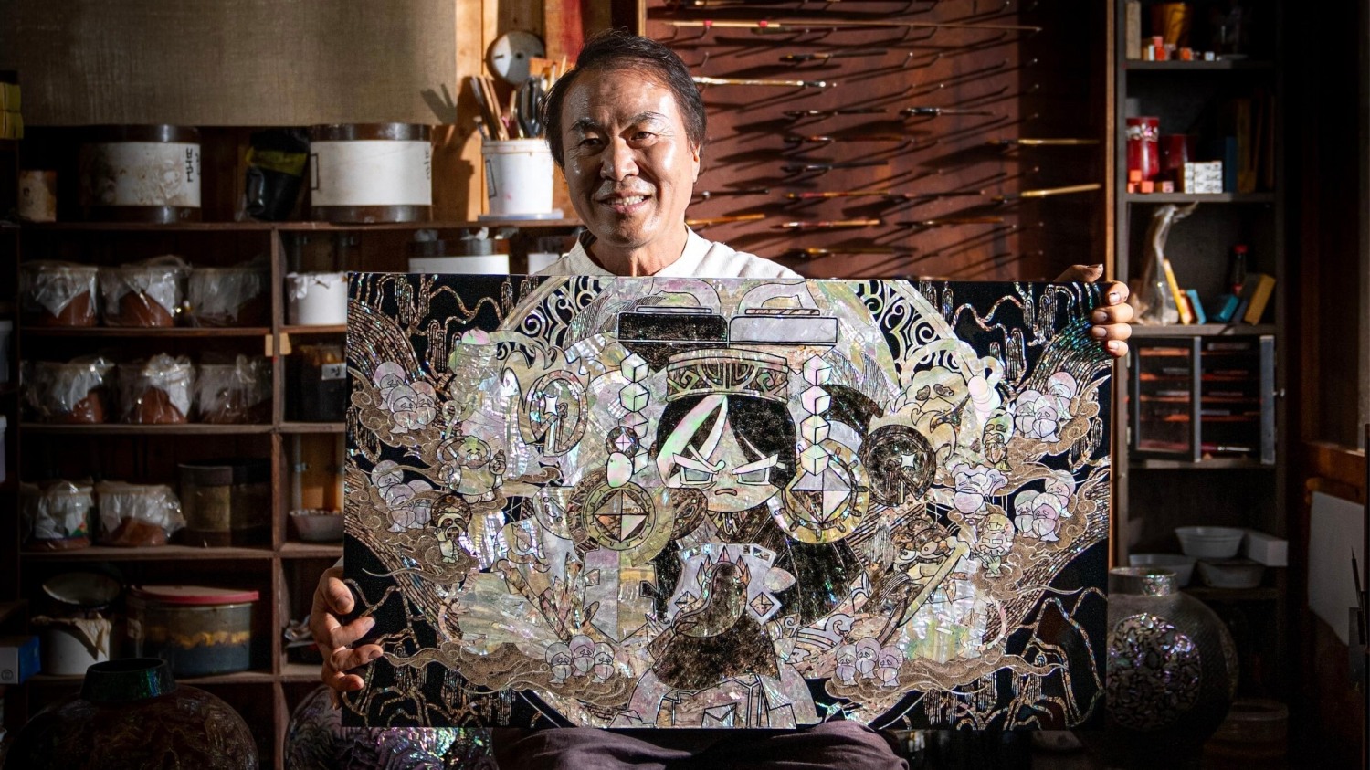 손대현 장인과 ‘다크카카오 쿠키’ 나전칠기 작품. / 사진=데브시스터즈