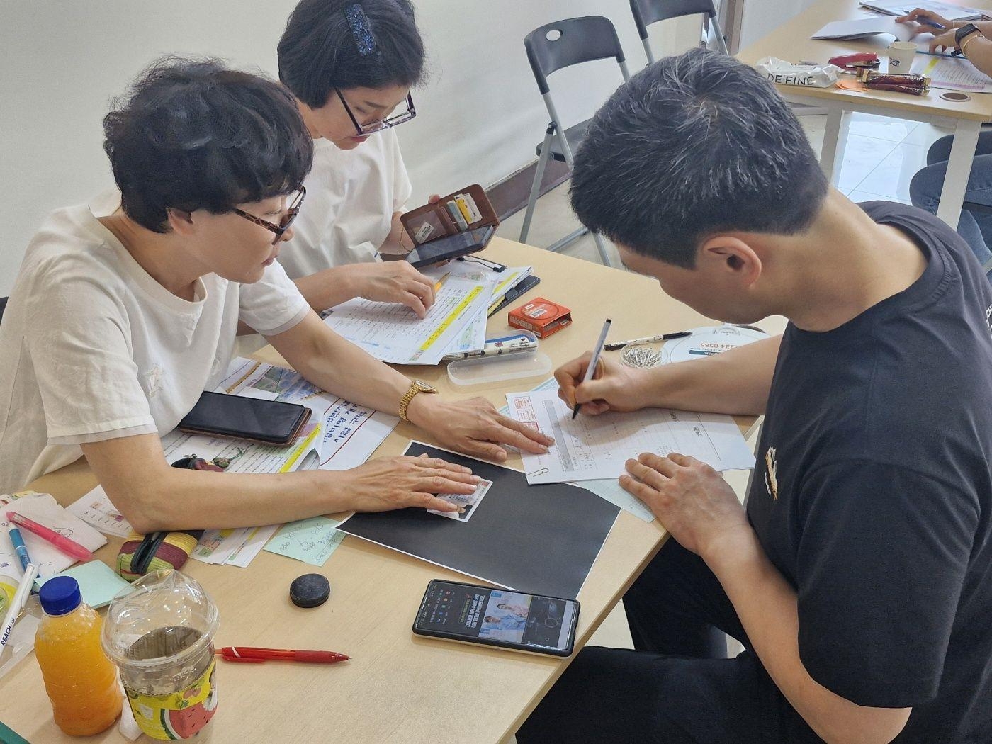 주민협의체 도움으로 동의서를 작성하고 있는 토지 소유자 모습./사진제공=중구