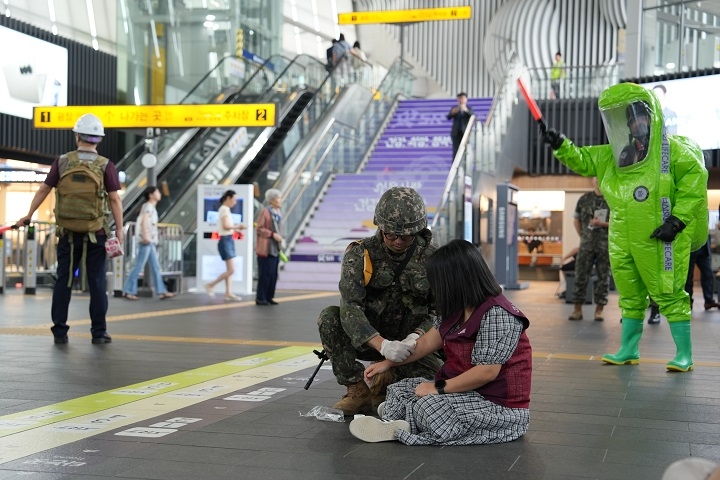 SR은 SRT 수서역에서 군부대 등 유관기관과 합동으로 오물풍선으로 인한 화학테러 대비 훈련을 전개했다./사진제공=SR