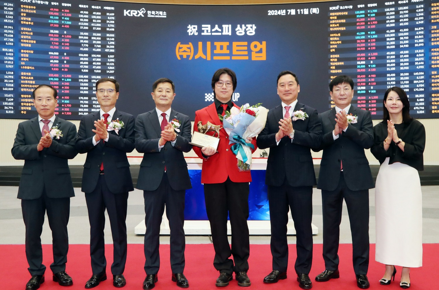 (사진 왼쪽부터) 이기헌 상장회사협의회 상근부회장, 정석호 한국IR협의회 회장, 양태영 한국거래소 유가증권시장본부장, 김형태 시프트업 대표이사, 김성환 한국투자증권 대표이사, 이성 NH투자증권 IB1 총괄대표, 하진수 JP모간증권 서울지점장이 시프트업 코스피 시장 상장기념식에서 기념 촬영 중이다. /사진제공 = 한국거래소