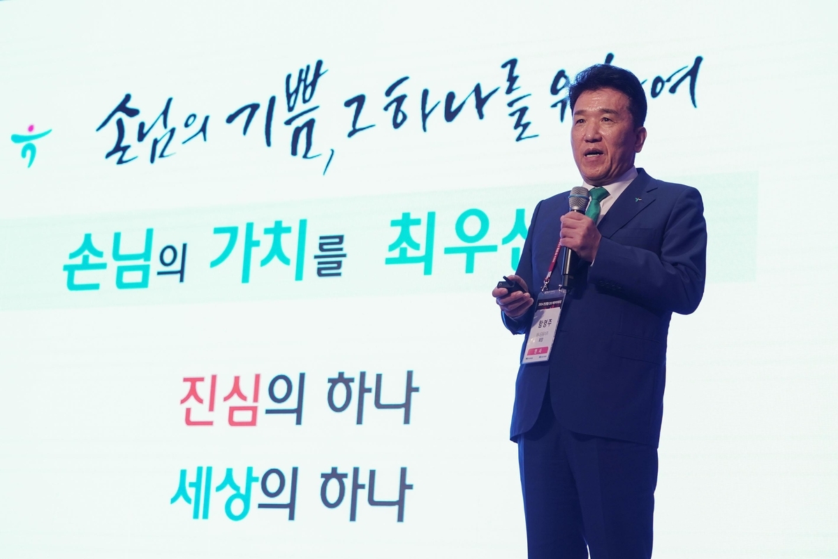 함영주 하나금융그룹 회장이 11일 제주 롯데호텔에서 열린 '제37회 한국경제인협회 CEO 제주하계포럼'에서 강연하고 있다./사진제공=한경협