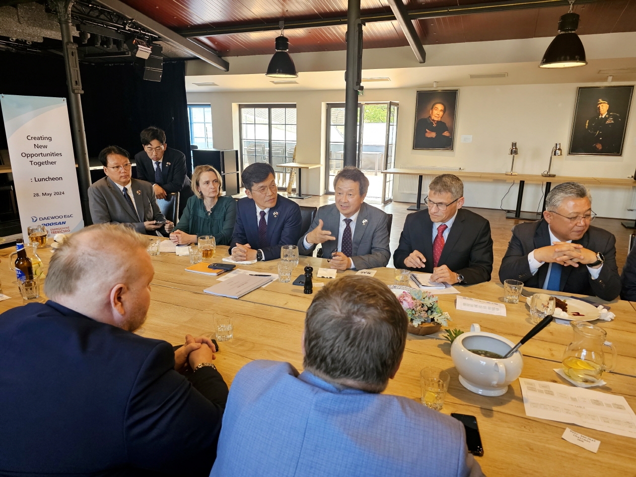 지난 5월, 대우건설 백정완 사장이 두코바니 지역인사들과 면담을 진행하고 있다. / 사진제공=대우건설