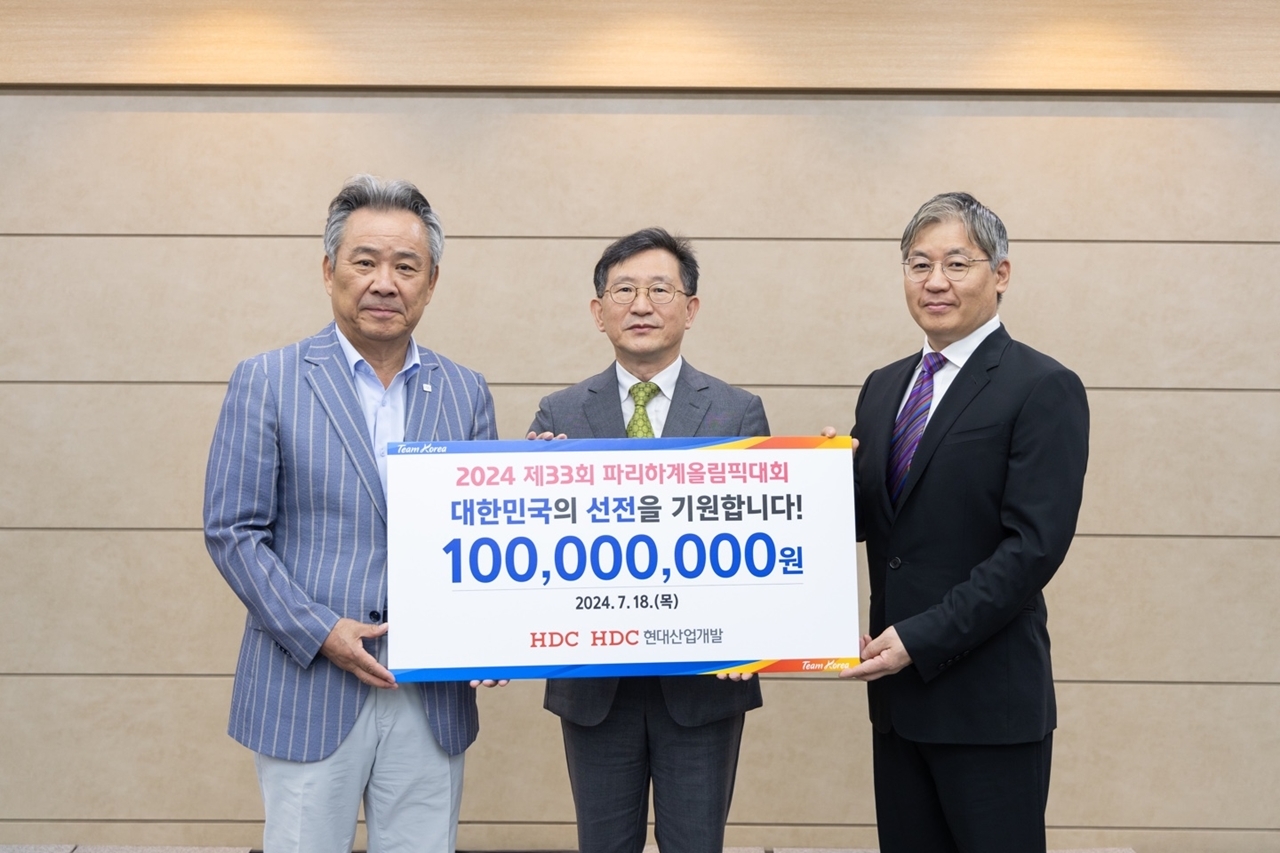 왼쪽부터 차례로 이기흥 대한체육회장, 정경구 HDC 대표이사, 최익훈 HDC현대산업개발 대표이사 / 사진제공=HDC현대산업개발