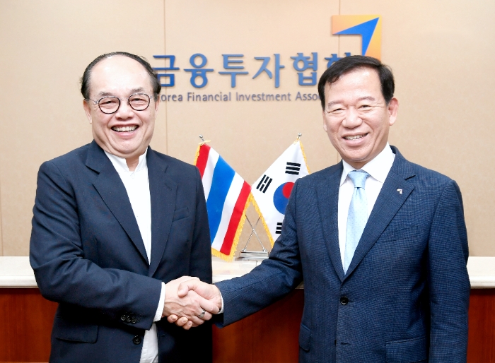 서유석 금융투자협회장(오른쪽)은 18일 금투협에서 키티퐁 우라피파나퐁(Kitipong Urapeepatanapong) 태국증권거래소 이사장을 비롯한 대표단과 간담회를 했다. / 사진제공= 금융투자협회(2024.07.18)