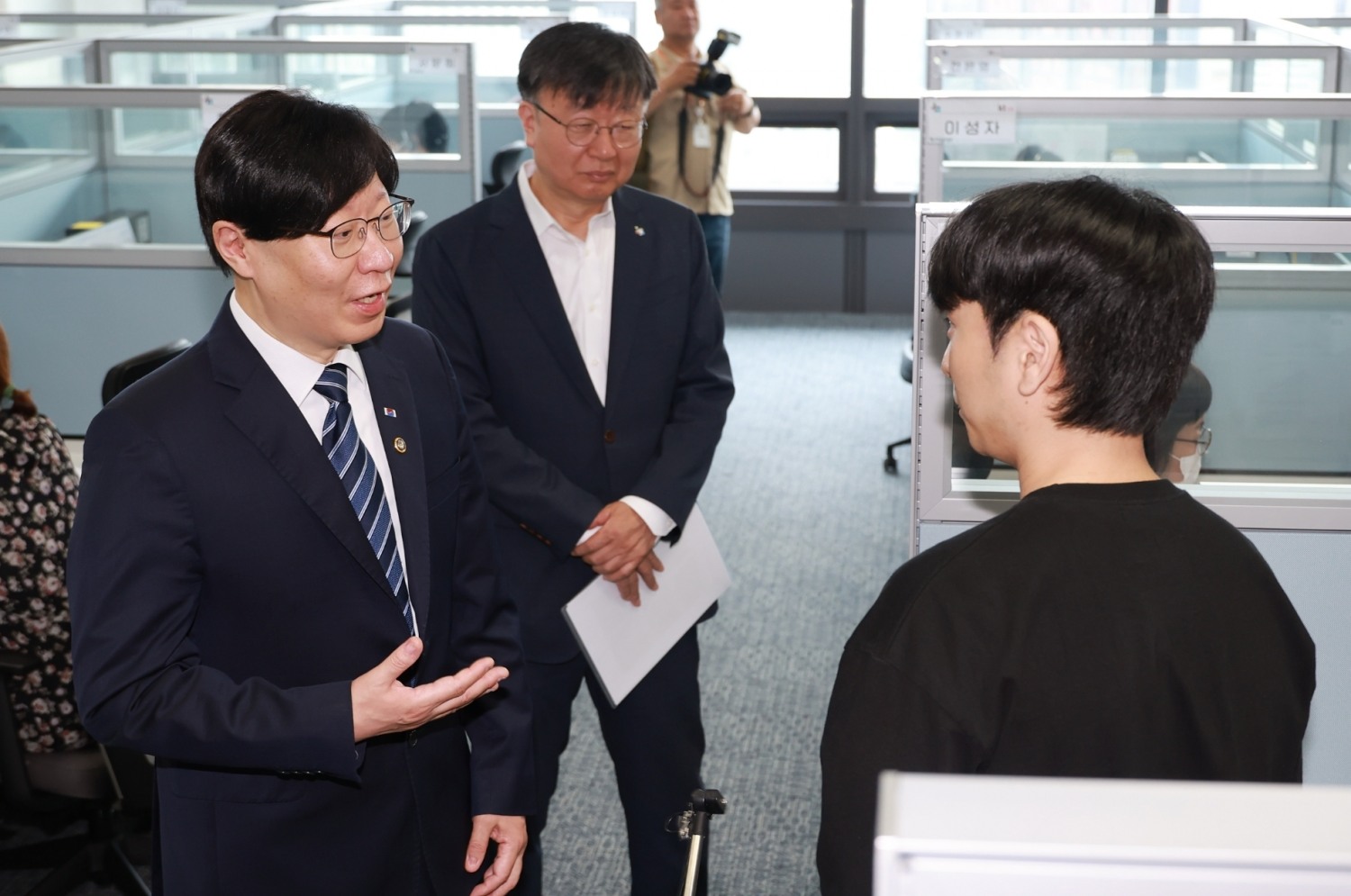 김소영 금융위원회 부위원장이 지난해 6월 15일 오전 서울 중구 청년도약계좌 비대면 상담센터에 방문한 모습./사진제공=금융위